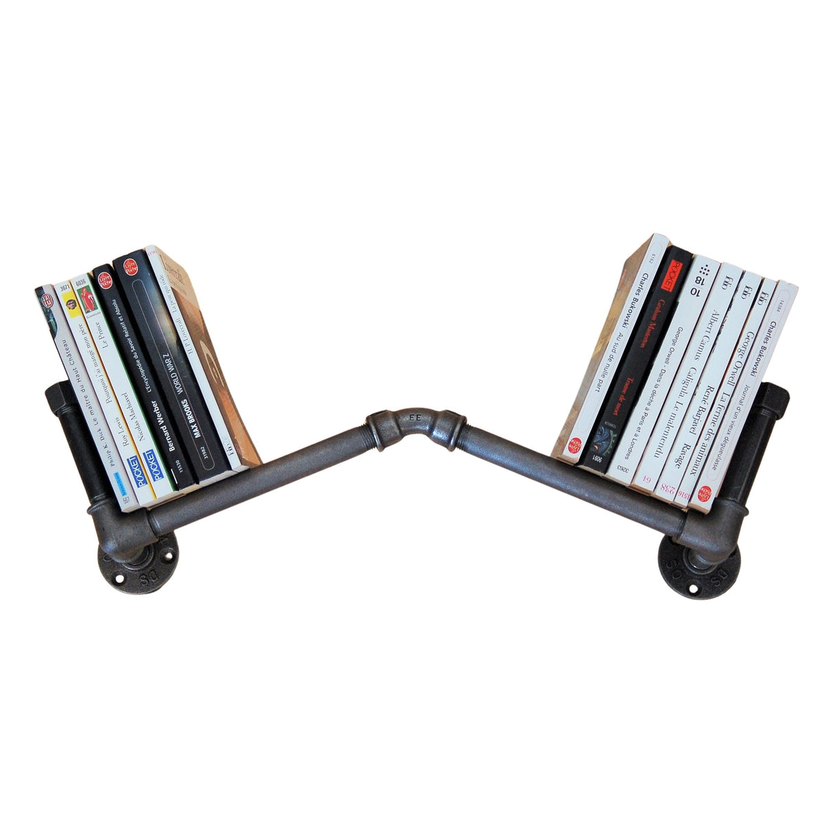 Bibliothèque murale Bend en raccords de plomberie fonte, garnie de livres