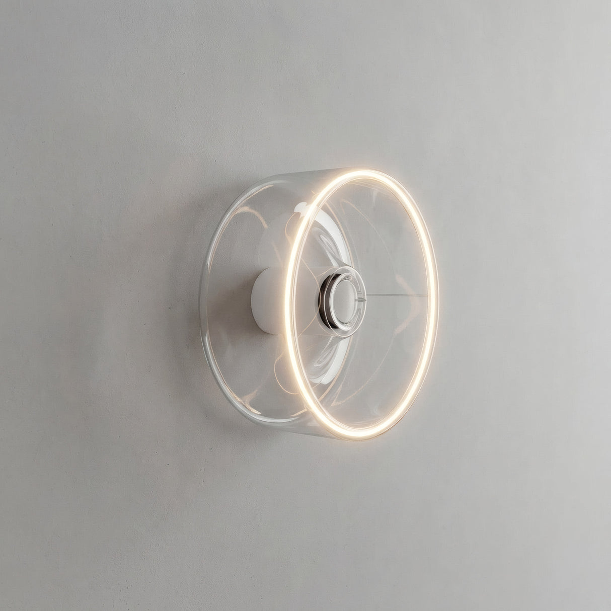 E27 led-donutlamp van helder glas, Ø 195 mm, brandend als wandlamp in een sober interieur