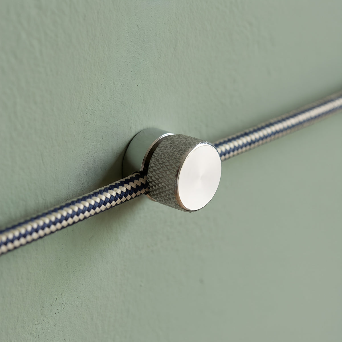 Metalen wandkabelhouder voor strijkijzersnoer — Chroom