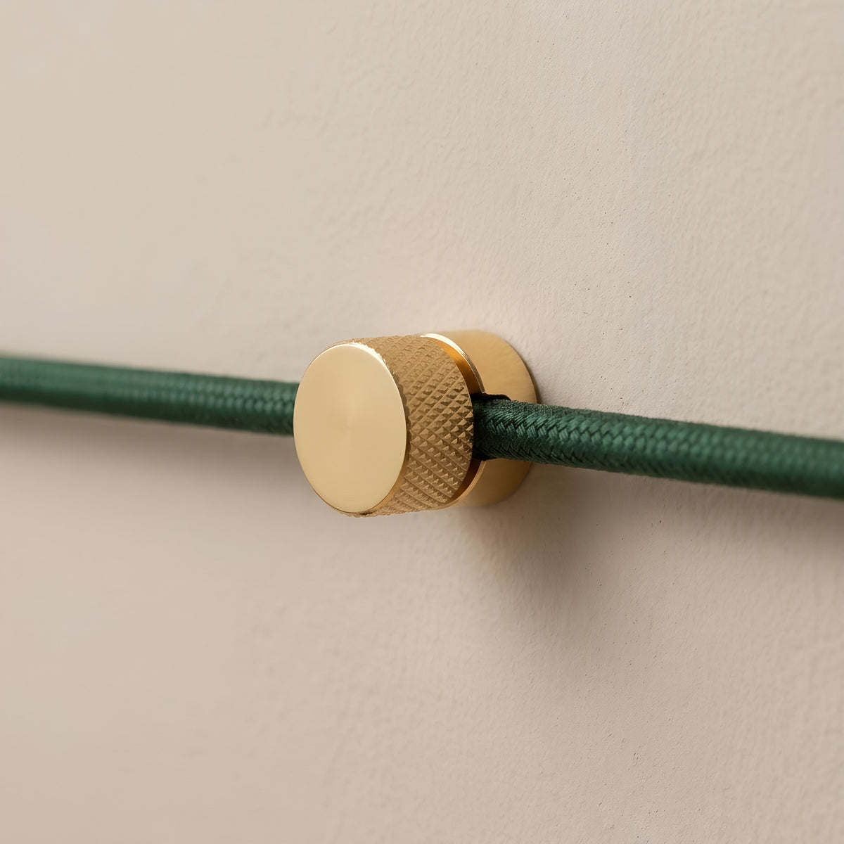 Metalen wandkabelhouder voor strijkijzersnoer — Messing