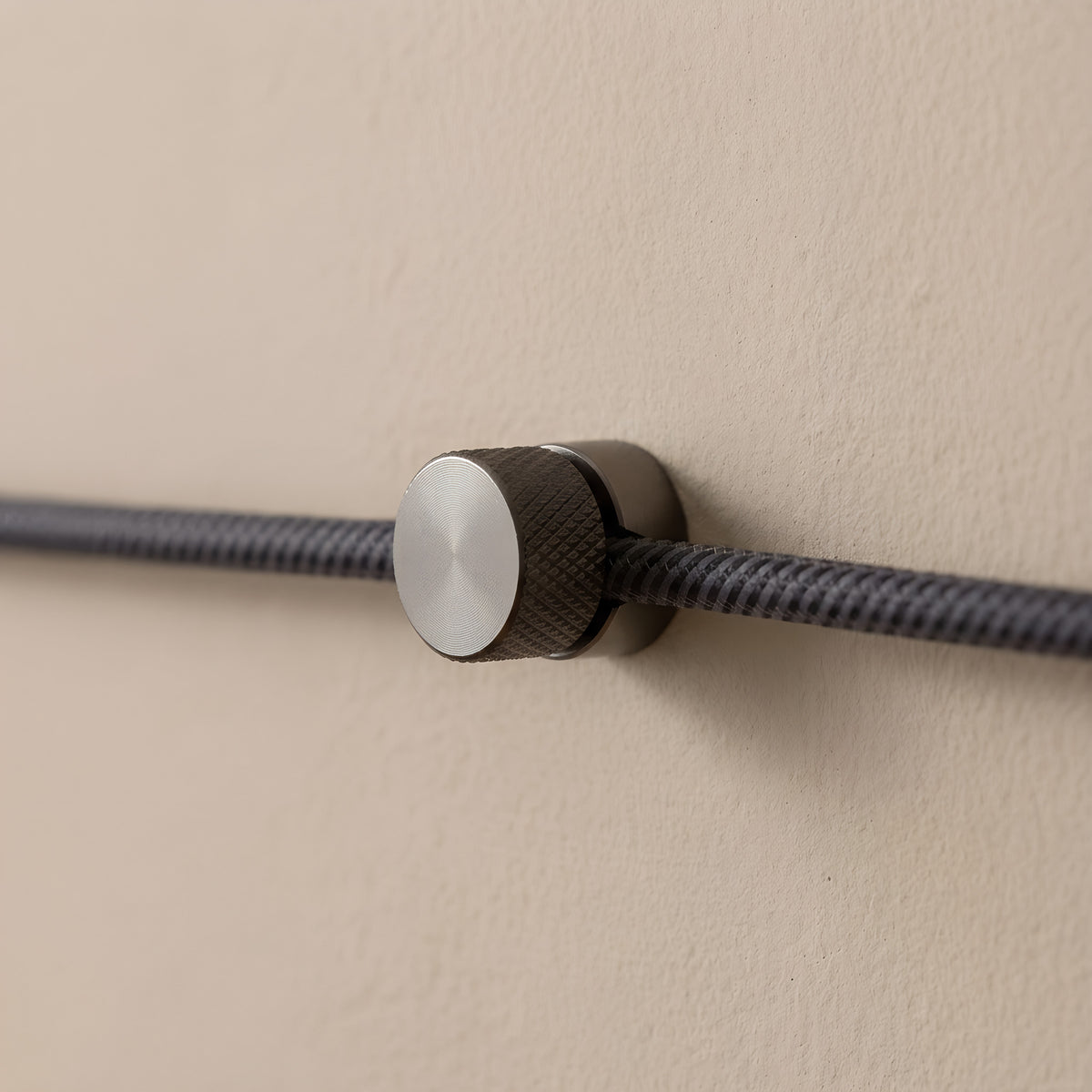 Metalen wandkabelhouder voor strijkijzersnoer — Zwarte parel