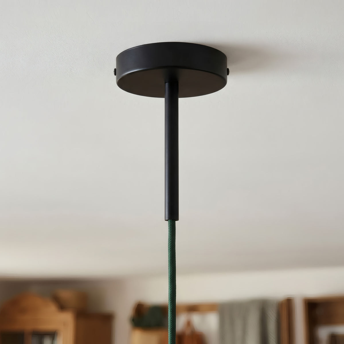 Cilindrische metalen plafondkap met trekontlasting van 15 cm — Zwart