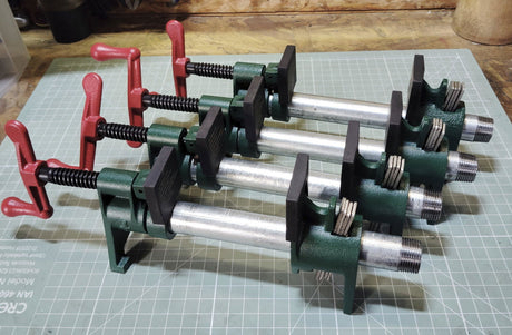 Serre-joints dormants Parkside montés sur des tubes 3/4 galvanisés de 250 mm