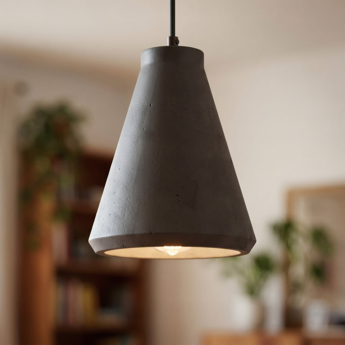 Trechtervormige lampenkap van cement met E27-fitting