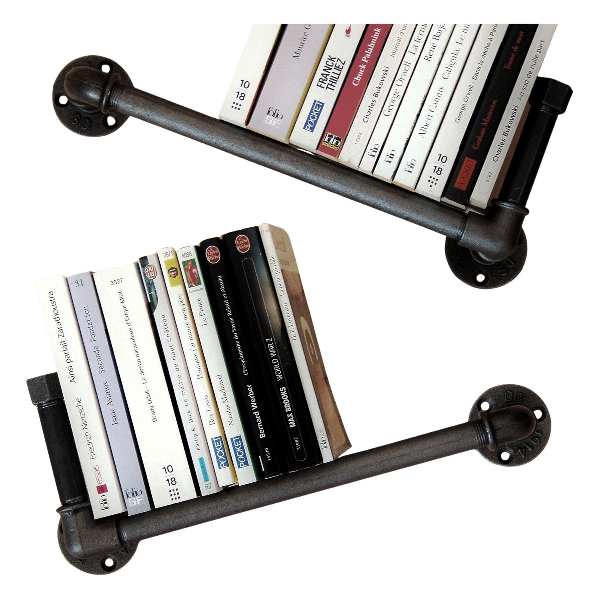 Twee wandboekenkasten van gietijzer en staal, stang rechts en links, met pocketboeken