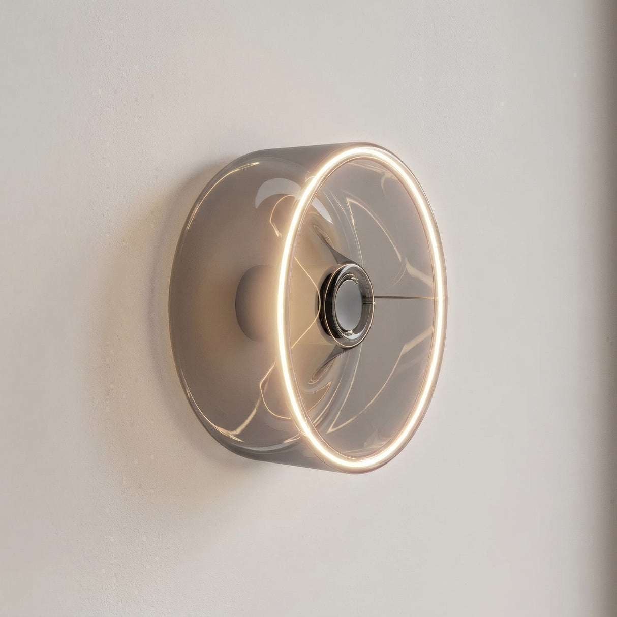 E27 led-donutlamp van rookglas, Ø 195 mm, brandend als wandlamp tegen een strakke lichte muur