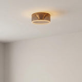 E27 led-donutlamp van rookglas, Ø 195 mm, brandend aan het plafond van een kamer met lichte muren