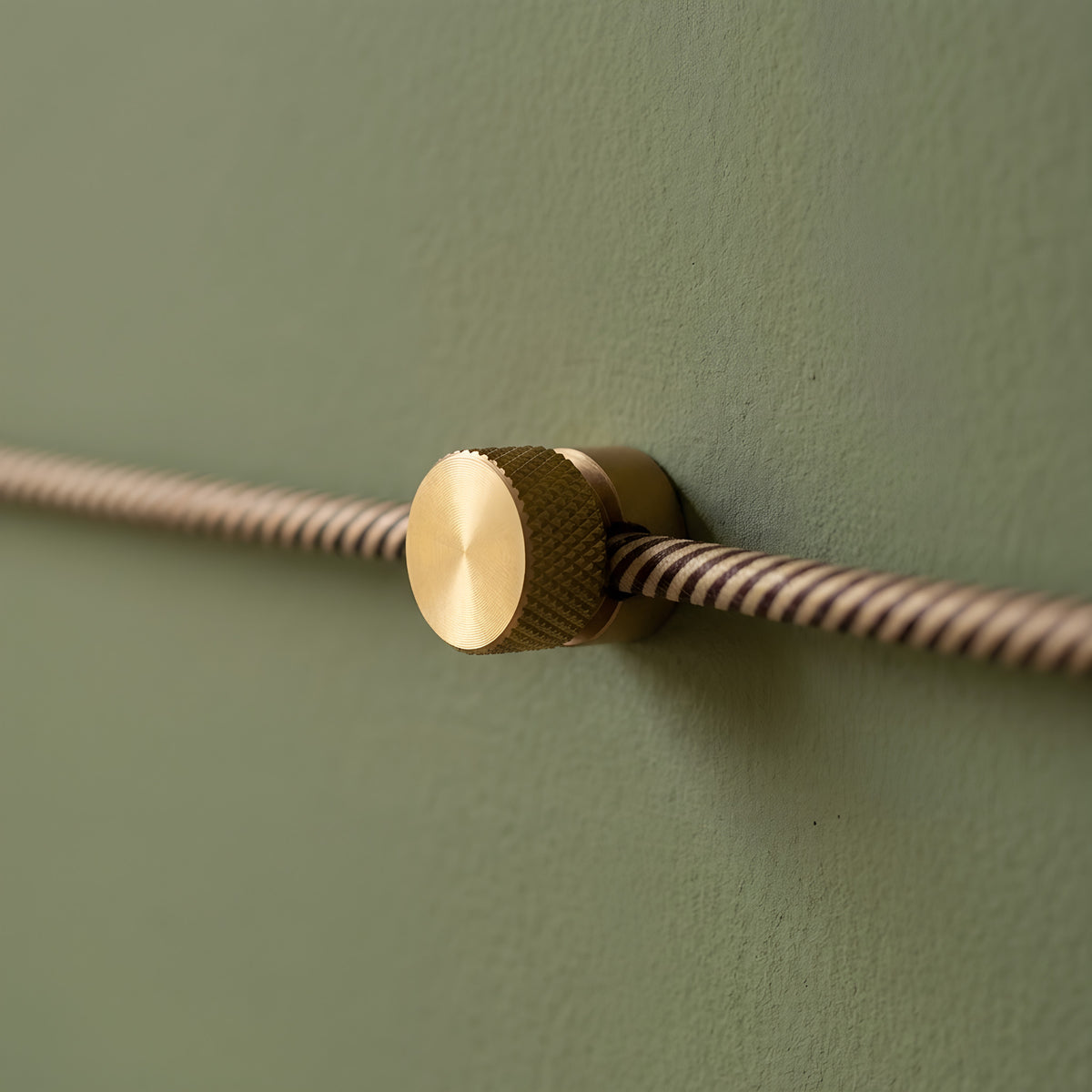 Metalen wandkabelhouder voor strijkijzersnoer — Satijn brons