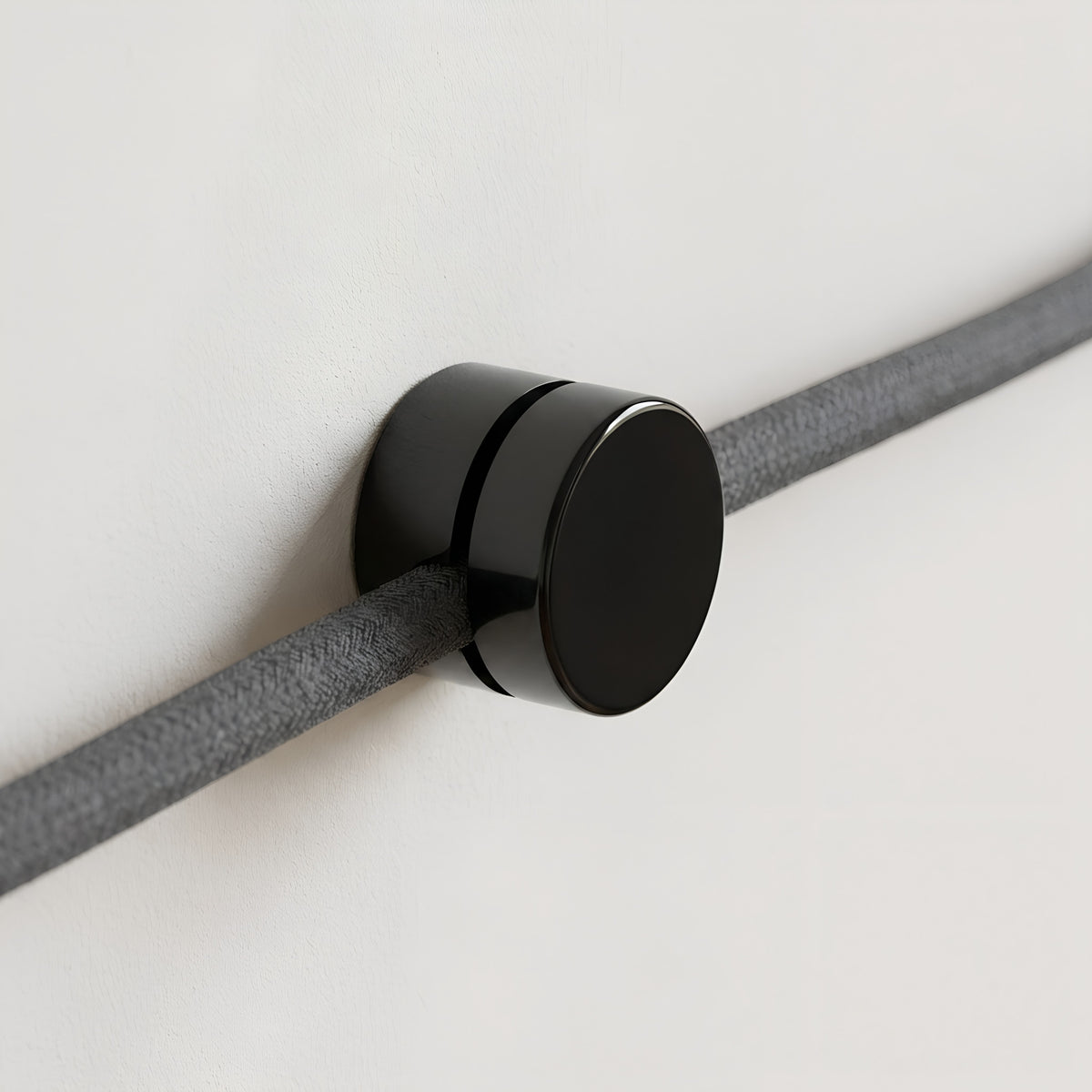 Universele wandkabelhouder voor strijkijzersnoer — Zwart