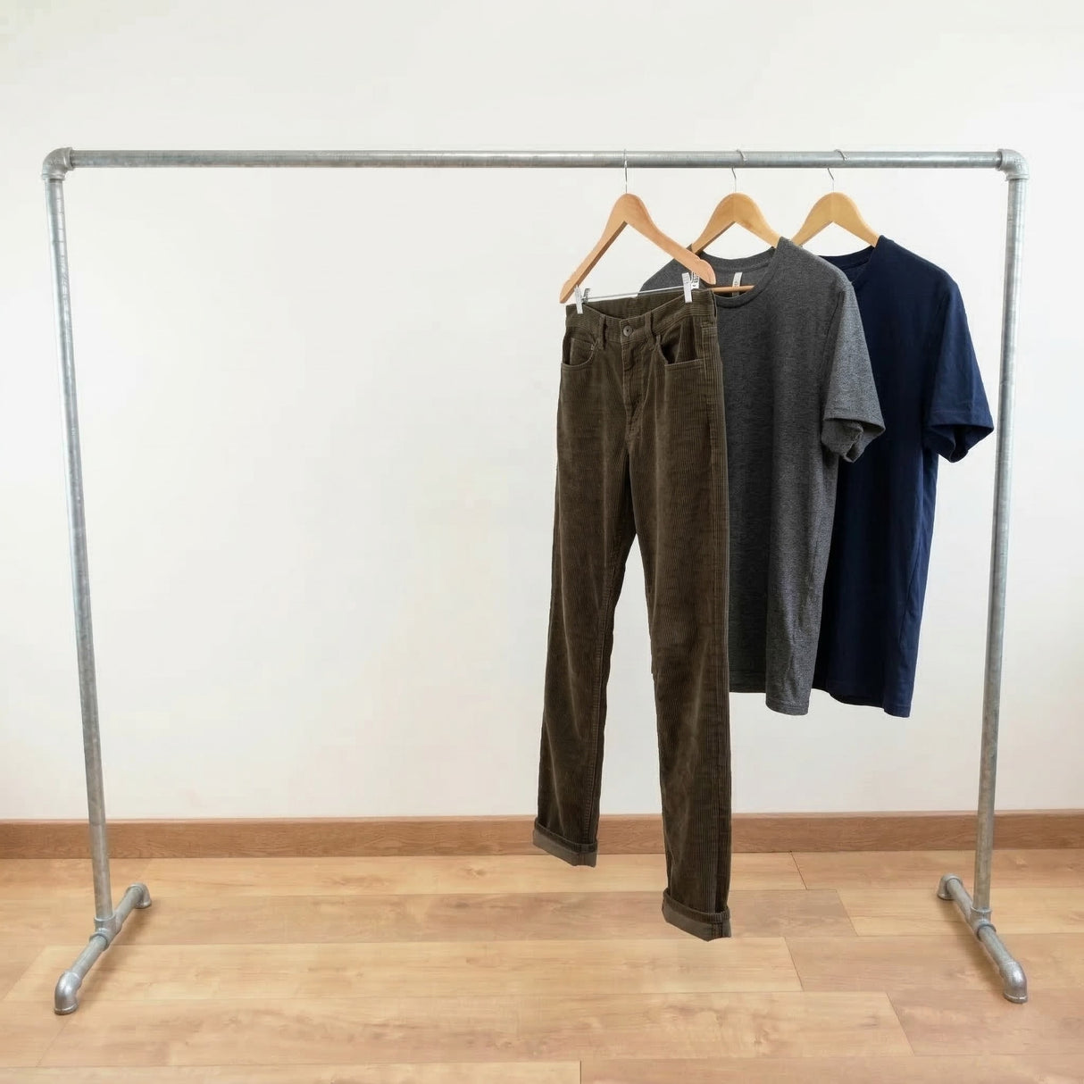 Gegalvaniseerd kledingrek vol kleding aan hangers