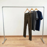 Gegalvaniseerd kledingrek vol kleding aan hangers