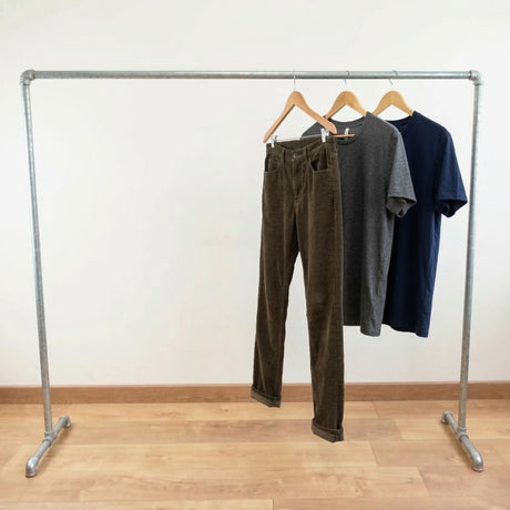 Gegalvaniseerd kledingrek vol kleding aan hangers