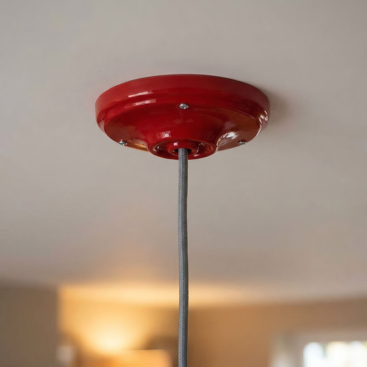 Porseleinen plafondkap met bevestigingsset, Ø 105 mm — Rood