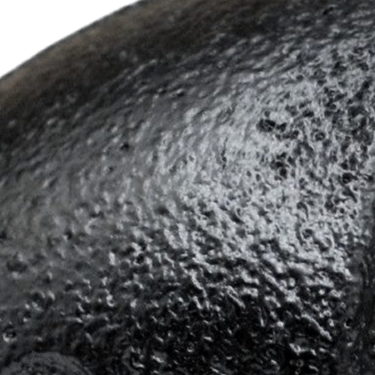 Close-up van de matte, korrelige zwarte lak op een gietijzeren fitting